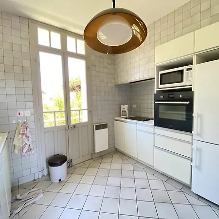 Villa Charmante A Avec Climatisation Et Parking, Proche Port Et - Fr-1-100-346